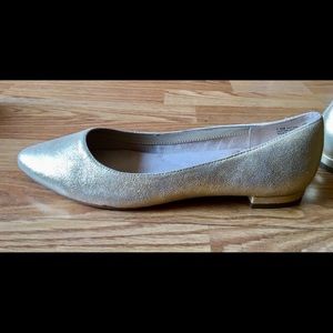 Aerosoles NWOT  ladies slip on shoes gold sz 7.5